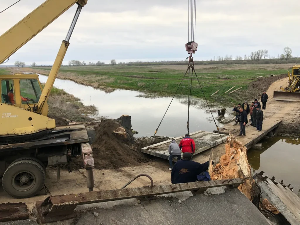 Тимчасові переправи в місцях зірваних мостів